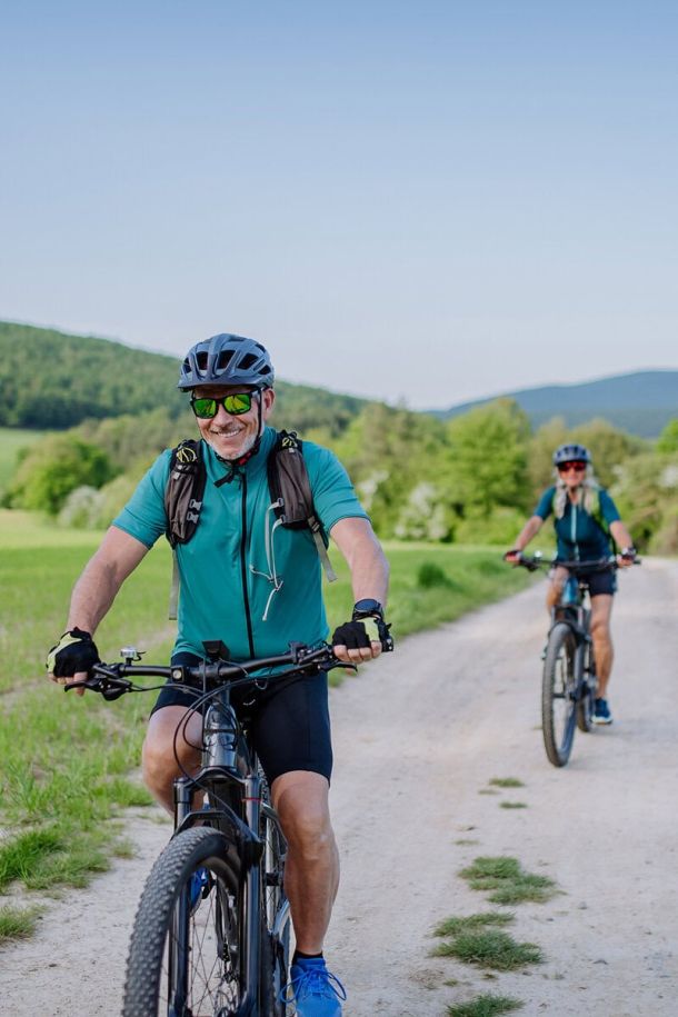 Junger Mann auf E-Bike