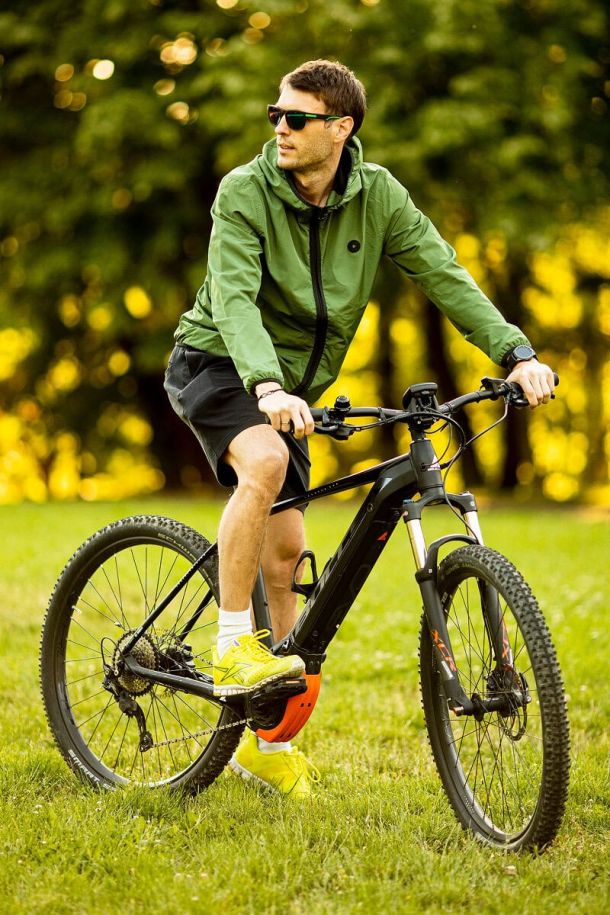 Junger Mann auf E-Bike